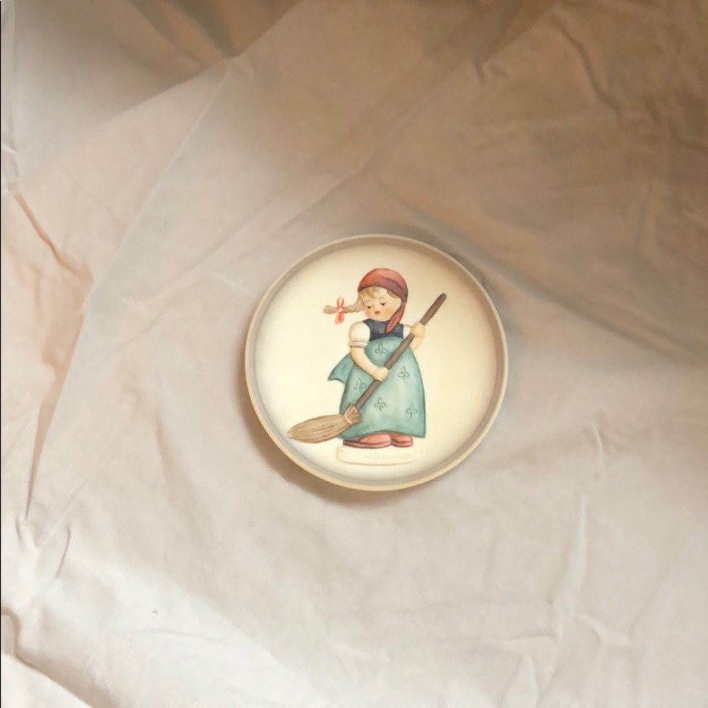 The MJ Hummel Little Homemakers Collectors Plate - Picture 4 of 4